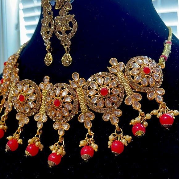 Stunning Indian choker with earrings - Picture 3 of 3